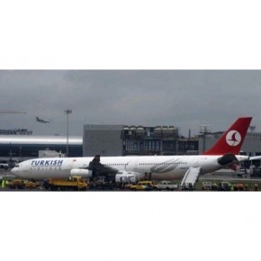 Türk Hava Yollarına ait uçak pistten çıkıp çamura saplandı