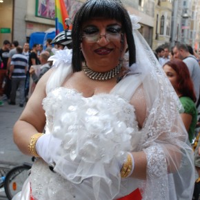 Yürüyüşte bir "Runaway Bride"